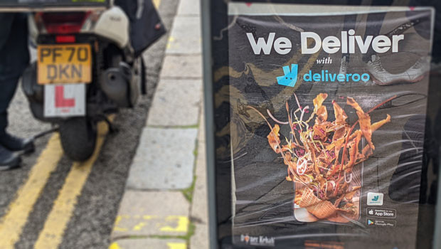 dl Deliveroo signe à emporter scooter