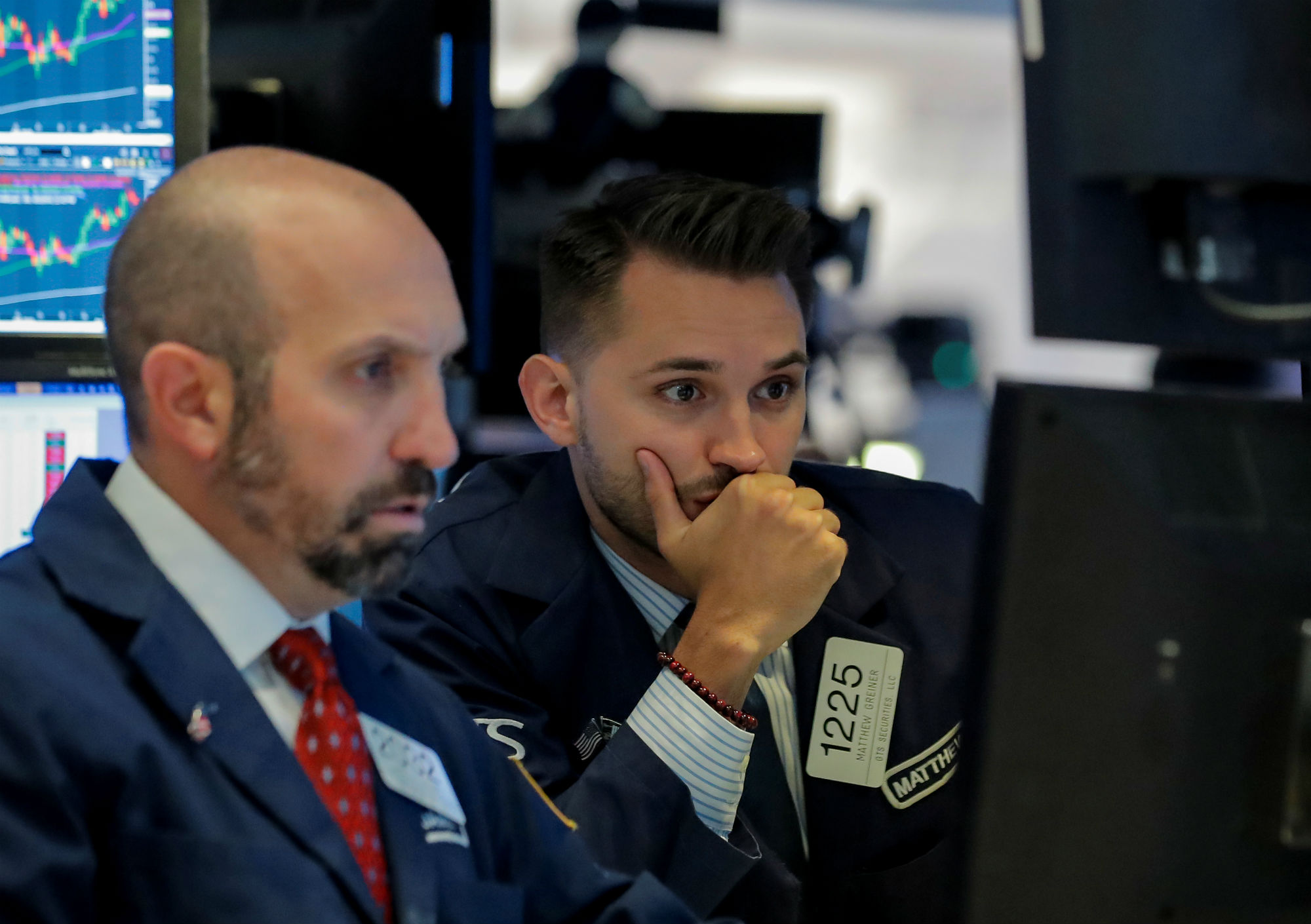 Reuters dos-traders-wall-street-mirando-pantallas-cotizacion-bolsa