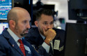 dos-traders-wall-street-mirando-pantallas-cotizacion-bolsa dos-traders-wall-street-mirando-pantallas-cotizacion-bolsa