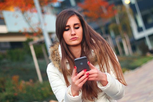ep adolescente mujer usandotelefono movil smartphone