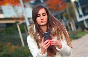 ep adolescente mujer usandotelefono movil smartphone