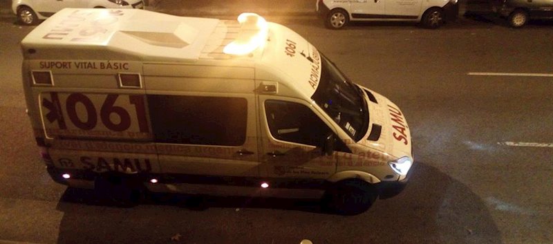 ep ambulancia del samu 061 de baleares durante un servicio de noche recurso ep ambulancia del samu 061 de baleares durante un servicio de noche recurso
