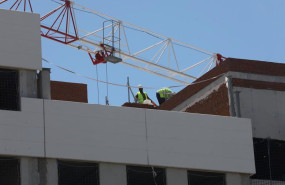 ep archivo   dos obreros trabajan en la construccion de un edificio de viviendas en madrid