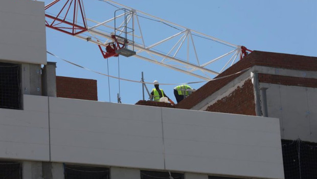 ep archivo   dos obreros trabajan en la construccion de un edificio de viviendas en madrid