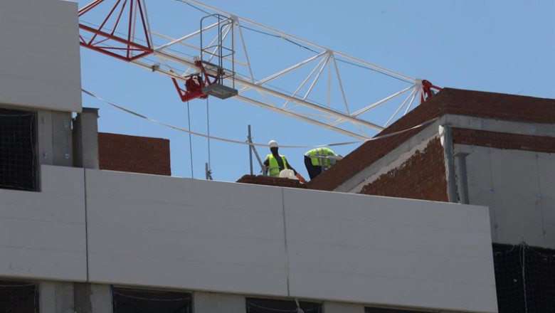 Archivo - Dos obreros trabajan en la construcción de un edificio de viviendas en Madrid | Marta Fernández Jara - Europa Press - Archivo ep archivo dos obreros trabajan en la construccion de un edificio de viviendas en madrid