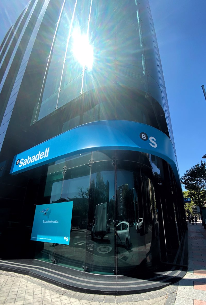 Sabadell quiere más clientes: quita requisitos y comisiones, pero ojo con la letra pequeña