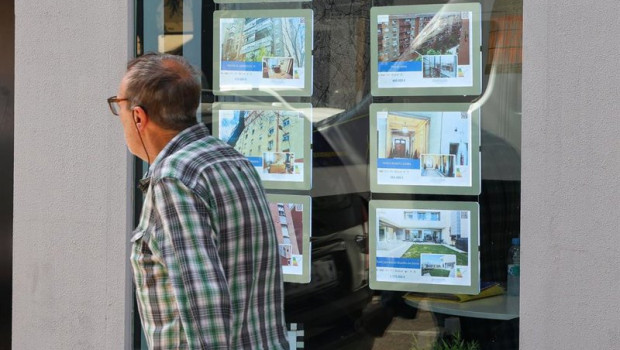 ep archivo   escaparate de una inmobiliaria 20251205090103