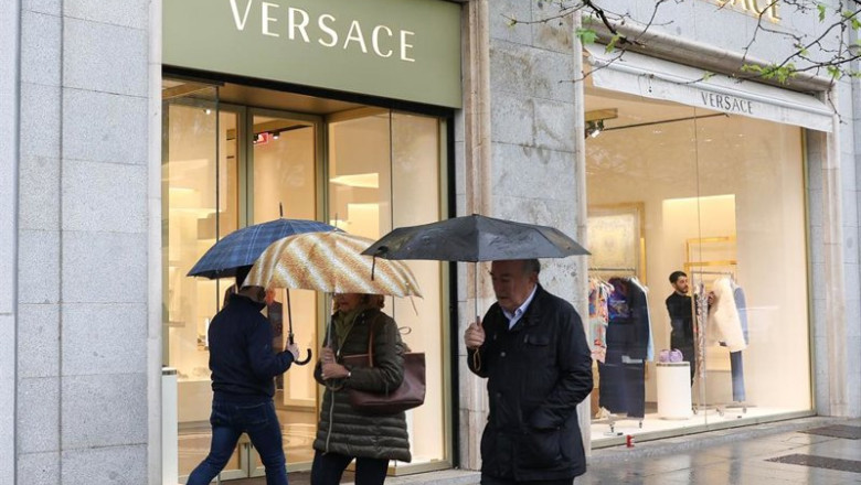 Archivo - Fachada de la tienda de Versace en Calle Serrano, Madrid (España). | Marta Fernández - Europa Press - Archivo ep archivo fachada de la tienda de versace en calle serrano madrid espana