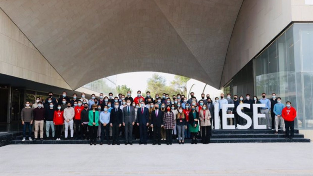ep archivo   fotografia de grupo del rey junto a los alumnos del executive mba 2023 en su visita a