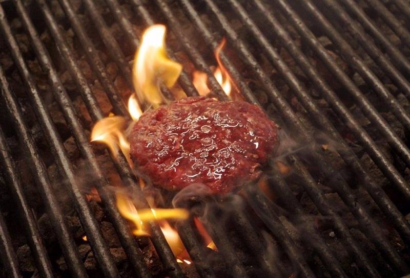 Por qué una burger vegana aporta menos nutrientes que una de carne, según la OCU