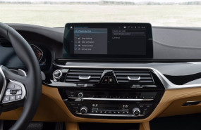 ep archivo imagen de una pantalla en el interior de un modelo de bmw ep archivo imagen de una pantalla en el interior de un modelo de bmw