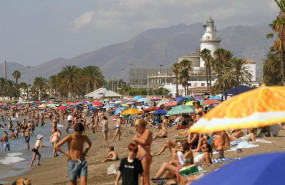 ep archivo   numerosos turistas en una playa de la costa andaluza
