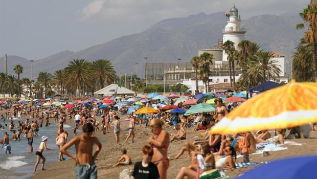 ep archivo   numerosos turistas en una playa de la costa andaluza