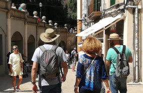 ep archivo   turistas paseando por una calle centrica de palma