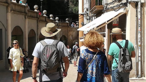 ep archivo   turistas paseando por una calle centrica de palma