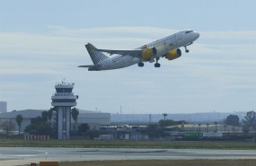 ep archivo   un avion despega y al fondo la torre de control