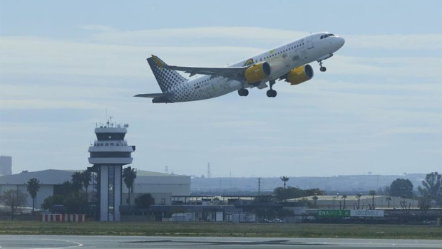 ep archivo   un avion despega y al fondo la torre de control