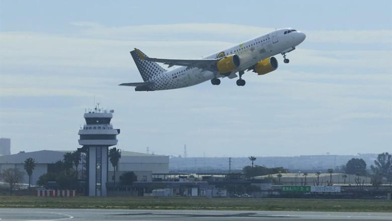 Un avión despega y al fondo la torre de control | Joaquin Corchero - Europa Press - Archivo ep archivo un avion despega y al fondo la torre de control