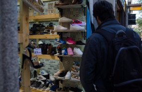 ep archivo un hombre comprando en una zapateria ep archivo un hombre comprando en una zapateria
