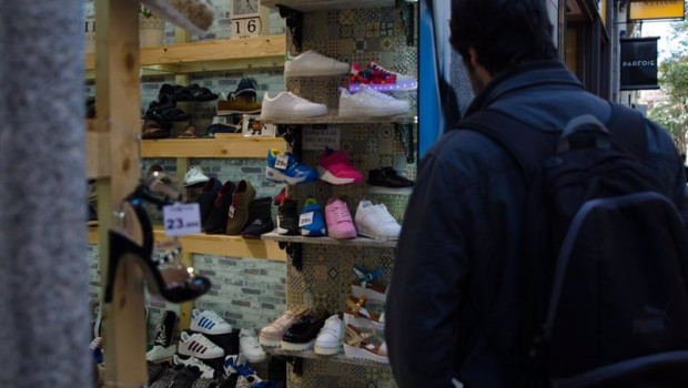 ep archivo   un hombre comprando en una zapateria