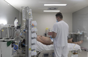 ep archivo   un sanitario con un paciente