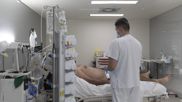 ep archivo   un sanitario con un paciente