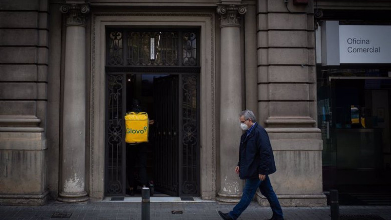 Archivo - Un trabajador de Glovo entra en un portal durante el tercer día de la entrada en vigor de las nuevas restricciones en Cataluña, en Barcelona, Cataluña (España) a 19 de octubre de 2020. | David Zorrakino - Europa Press - Archivo ep archivo un trabajador de glovo entra en un portal durante el tercer dia de la entrada en vigor