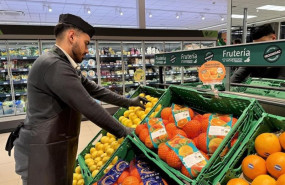 ep archivo   un trabajador en un supermercado de la cadena masymas