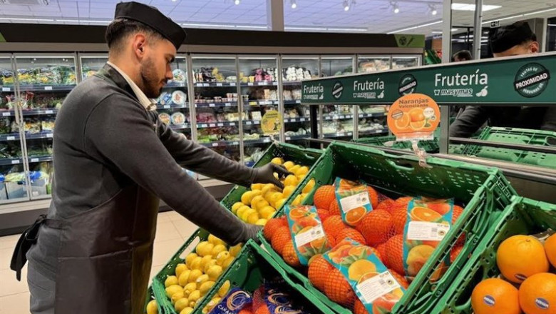 ep archivo   un trabajador en un supermercado de la cadena masymas