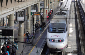 ep archivo   un tren de alta velocidad estacionado en santa justa en foto de archivo