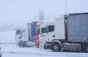 ep archivo   varios camiones parados por la nieve