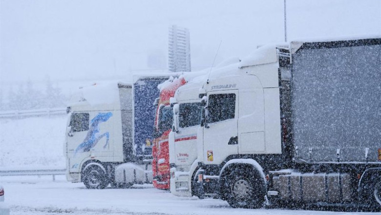 ep archivo   varios camiones parados por la nieve