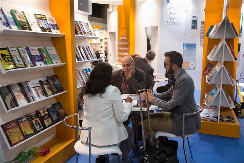 ep asistentes a la feria internacional del libro liber en su pasada edicion