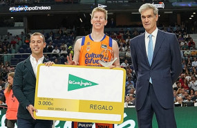 ep brock motum junto a antonio martin dcha con el trofeo y el cheque de ganador del concurso de