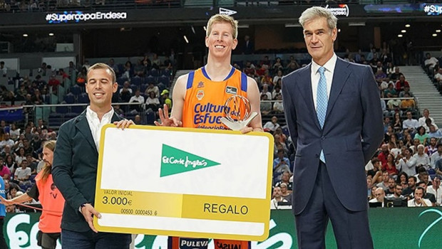 ep brock motum junto a antonio martin dcha con el trofeo y el cheque de ganador del concurso de
