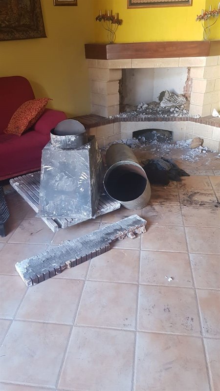 ep chimenea de la que ha sido rescatado el presunto ladron en granada ep chimenea de la que ha sido rescatado el presunto ladron en granada