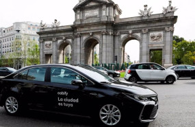 ep coche de cabify frente a la puera de alcala de madrid