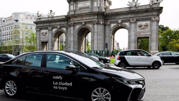 ep coche de cabify frente a la puera de alcala de madrid