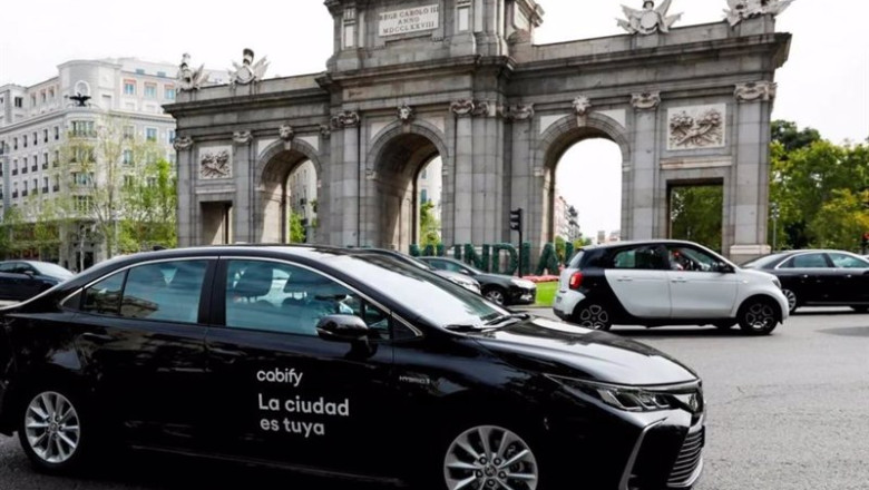 ep coche de cabify frente a la puera de alcala de madrid