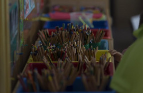 ep colegio aula primaria infantil clase nino nina ninos jugando jugar juegos lapiz lapices dibujar