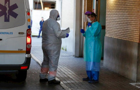 ep despues del aplauso enhospital virgen del rocio llega una ambulancia con un enfermo en sevilla a