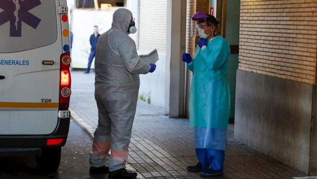 ep despues del aplauso enhospital virgen del rocio llega una ambulancia con un enfermo en sevilla a