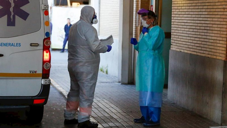 Después del aplauso enHospital Virgen del Rocío, llega una ambulancia con un enfermo en Sevilla a 02 de abril 2020 | Eduardo Briones - Europa Press ep despues del aplauso enhospital virgen del rocio llega una ambulancia con un enfermo en sevilla a