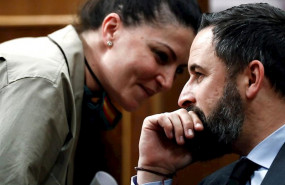 ep el lider de vox santiago abascal habla con la diputada de su partido macarena olona durante el