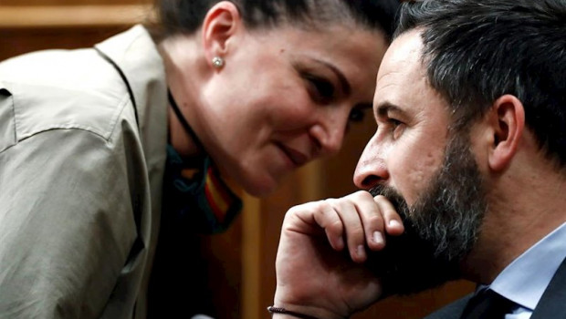 ep el lider de vox santiago abascal habla con la diputada de su partido macarena olona durante el