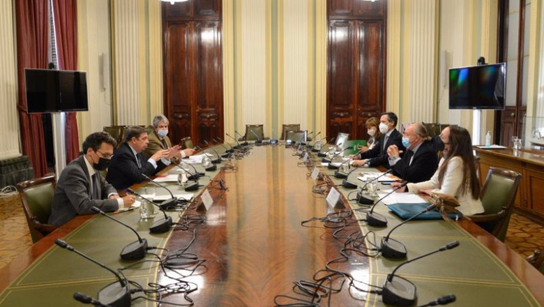 El ministro de Agricultura, Pesca y Alimentación, Planas se ha reunido con el presidente de Anfee, Javier Goñi, y el presidente y la secretaria general de Acefer, Juan Pardo y Henar García del Olmo | MINISTERIO DE AGRICULTURA ep el ministro de agricultura pesca y alimentacion planas se ha reunido con el presidente de anfee