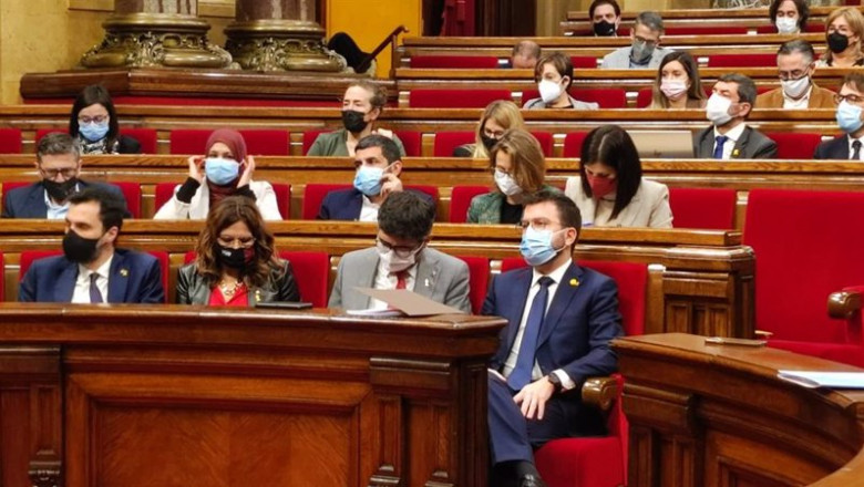 El presidente de la Generalitat, Pere Aragonès, y el vicepresidente, Jordi Puigneró, en la sesión de control al Govern en el Parlament | EUROPA PRESS ep el presidente de la generalitat pere aragons y el vicepresidente jordi puignero en la sesion de