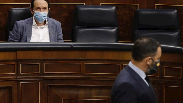 ep el presidente de vox santiago abascal pasando por delante del vicepresidente segundo pablo