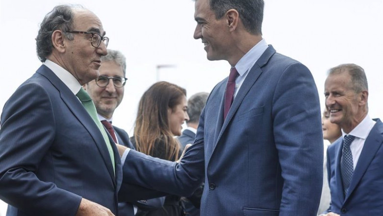 El presidente del Gobierno, Pedro Sánchez (d), saluda al presidente de Iberdrola, Ignacio Sánchez Galán (i), durante la presentación del proyecto de gigafactoría de baterías de Volkswagen, a 5 de mayo de 2022, en Sagunto, Valencia | Rober Solsona - Europa Press ep el presidente del gobierno pedro sanchez d saluda al presidente de iberdrola ignacio sanchez