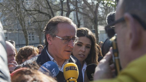 ep el presidente del partido popular del pais vasco alfonso alonso tras la ofrenda floral en